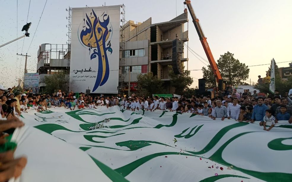 برافراشتن پرچم تشیع در میدان شهید صدوقی میبد 