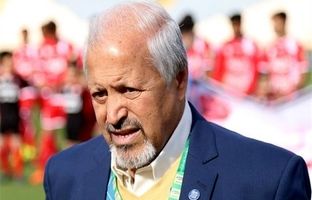 قاب شکسته فوتبال در ویترین ورزش دانش‌آموزی است