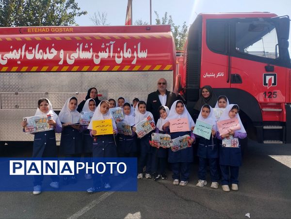 تقدیر دانش آموزان دبستان سرای دانش از قهرمانان بی ادعا در روز آتش نشانی