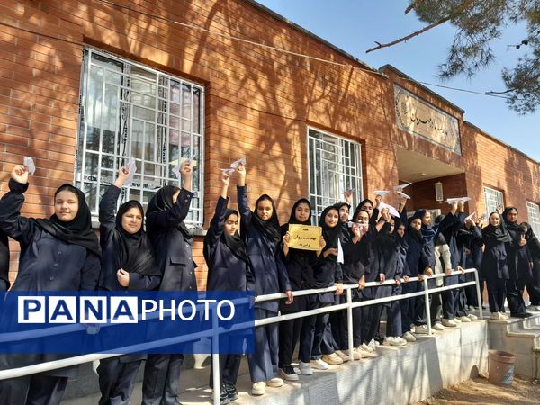  موشک آرزوها در هفته بهداشت روان در مدرسه مادرمهربان خلیل آباد