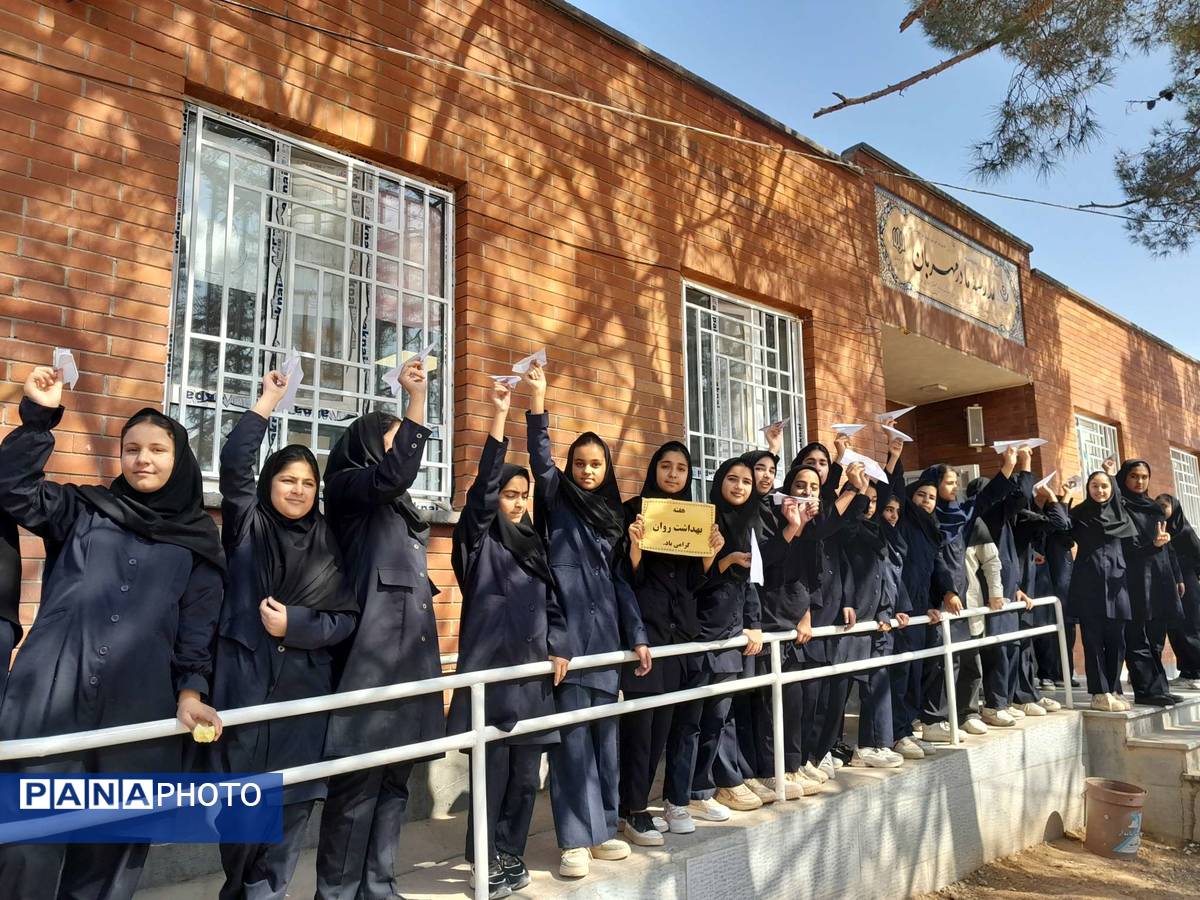 موشک آرزوها در هفته بهداشت روان در مدرسه مادرمهربان خلیل آباد