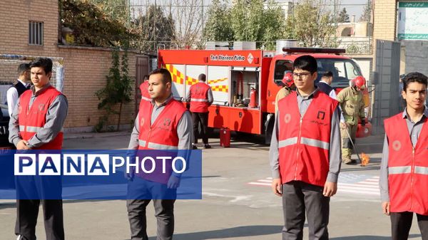 برگزاری مانور متمرکز استانی زلزله و ایمنی همزمان با سراسر کشور در مدرسه نیکان ناحیه 2 کرج 