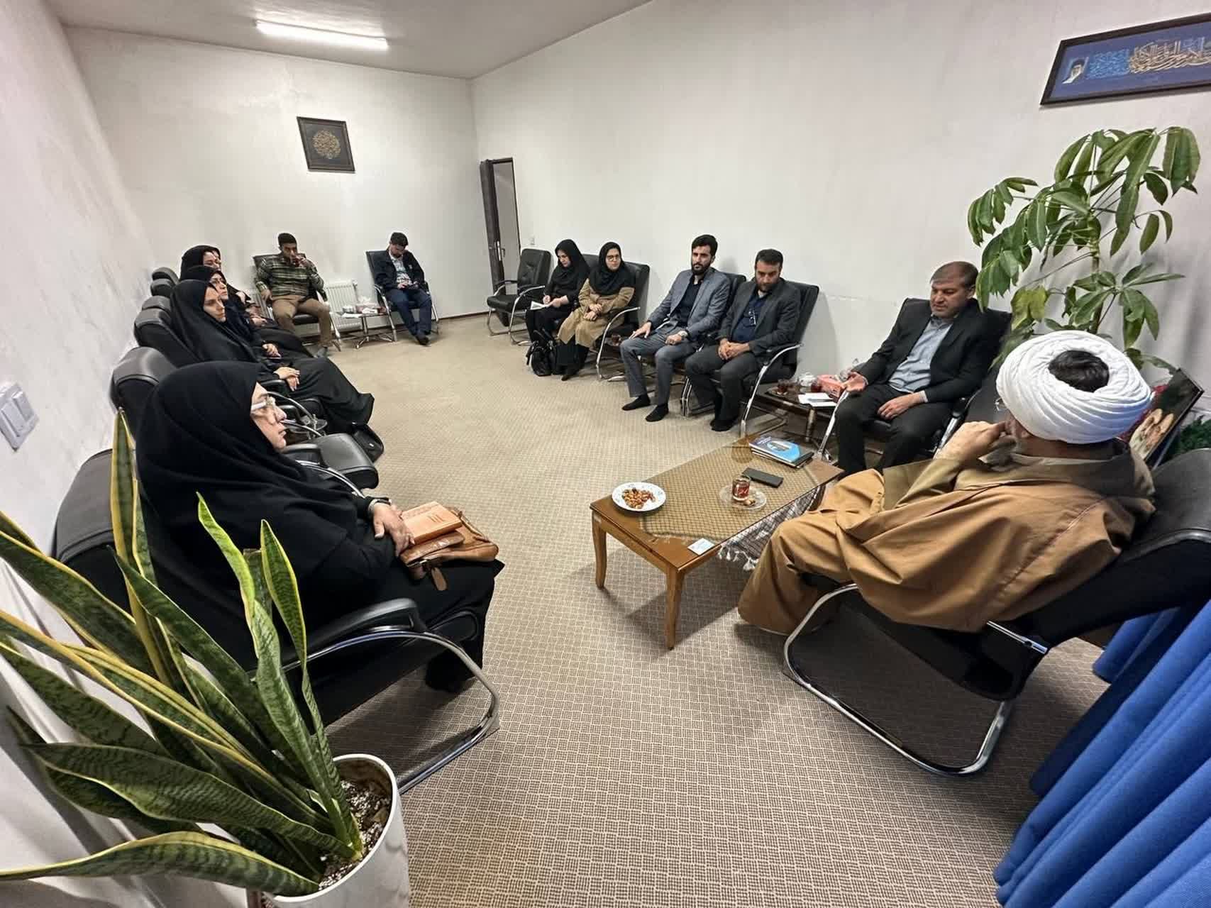  دیدار رئیس شبکه بهداشت و درمان شهرستان ساوجبلاغ با امام جمعه