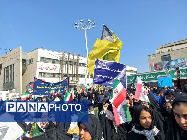 حضور پرشور دانش آموزان مشهد مقدس در راهپیمایی یوم‌الله ۱۳ آبان 