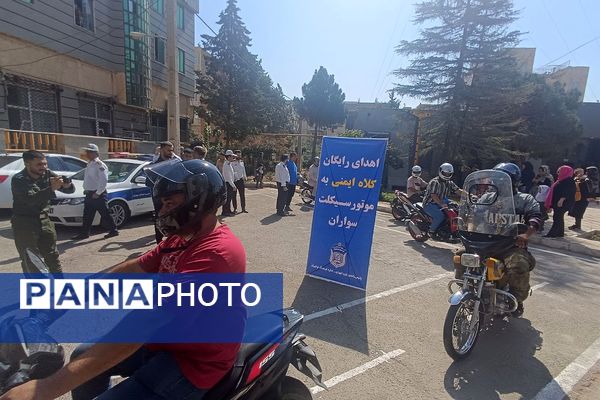 فرهنگ‌سازی با عمل؛ اهدای کلاه ایمنی رایگان در همایش طلایه‌داران ترافیک شهریار