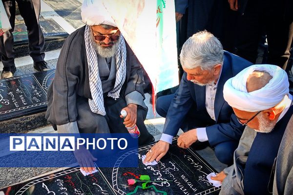وزیر فرهنگ و ارشاد اسلامی غبار از مزار شهدای امامزاده سید حمزه کاشمر برداشت