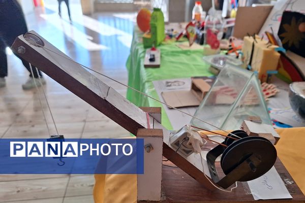 نمایشگاه دست سازه‌های علوم و آزمایشگاه در دبیرستان پویش 