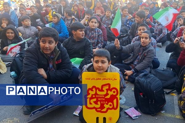 شادی دانش‌آموزان معارف ۶ در جشن پیروزی انقلاب 