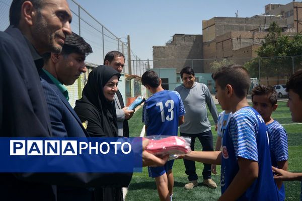 برگزاری آیین افتتاحیه زمین چمن مصنوعی هنرستان صنعت پژوهشان و مدرسه سردار سلیمانی بهارستان ۲