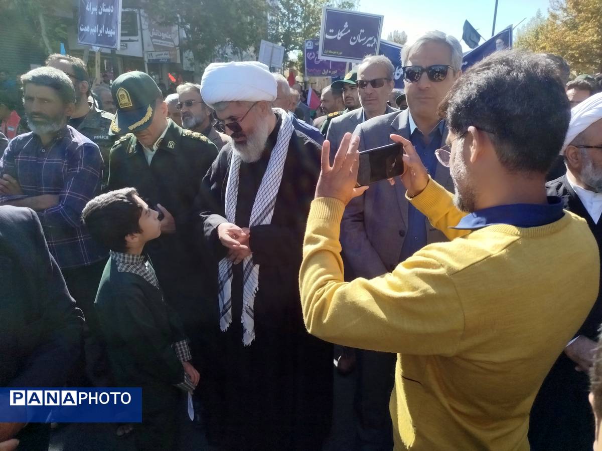حضور پرشور دانش‌آموز خبرنگاران پانا کاشمر در راهپیمایی ۱۳ آبان