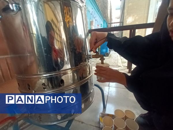 عطر فاطمی در فضای آموزش دبیرستان میرزا جعفر سروقد با برپایی ایستگاه صلواتی 