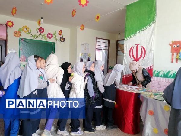 نمایشگاه کتاب در مدرسه تکتم خلیل آباد 