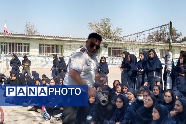 آموزش اصول اولیه آتش‌نشانی در مدرسه زکیه صباشهر