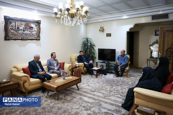 دیدار معاون برنامه و توسعه منابع وزارت آموزش و پرورش از خانواده شهید ساداتی ارمکی
