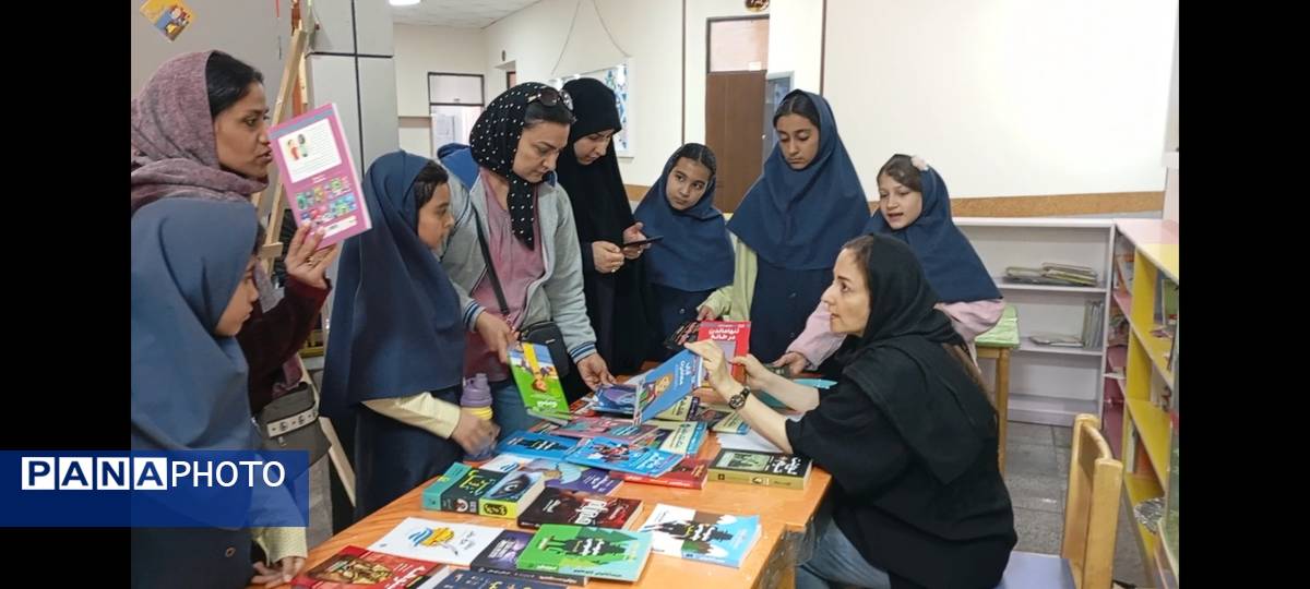 نمایشگاه کتاب در دبستان آرمینه مصلی نژاد 