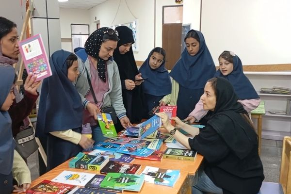 نمایشگاه کتاب در دبستان آرمینه مصلی نژاد 