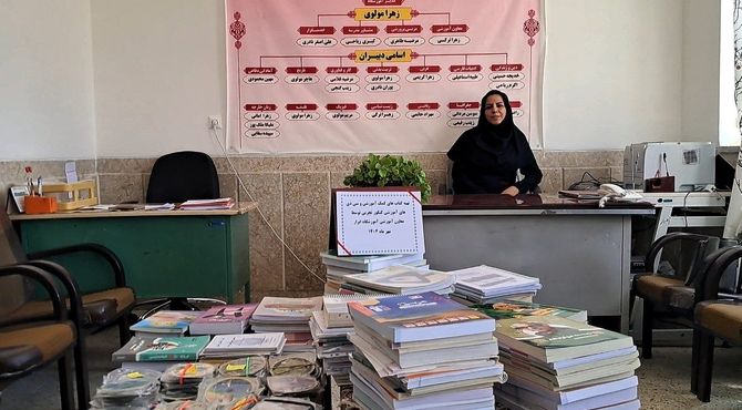 اهدای تعدادی کتاب‌های کمک‌آموزشی رایگان برای دانش‌آموزان وردنجانی 