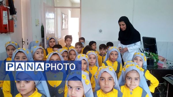 قدردانی از کارکنان خانههای بهداشت روستای فدافن در روز پرستار