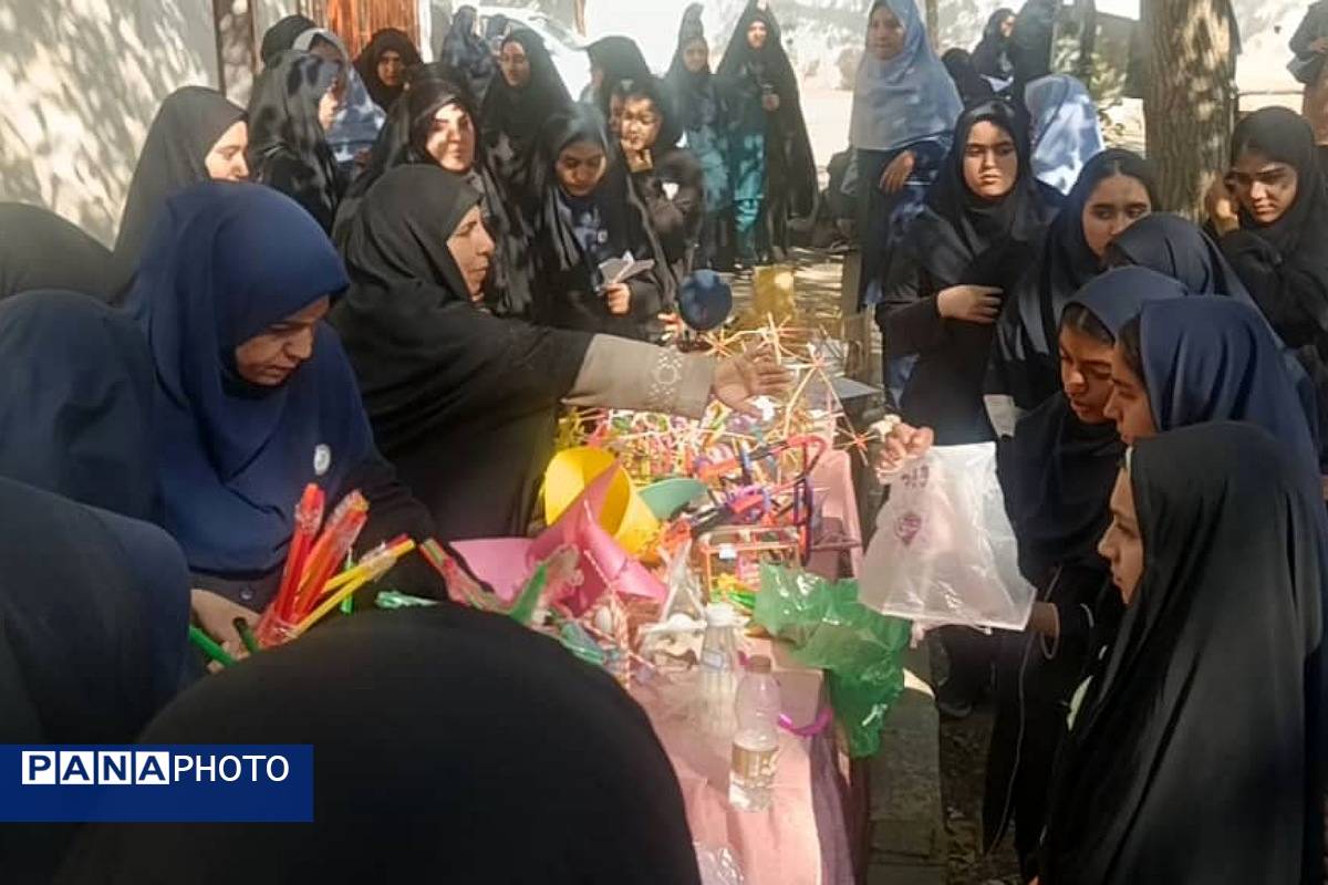 حضور دانش‌آموزان ناحیه دو شهرری در نمایشگاه طرح‌های علمی پژوش سرای بصیرت 