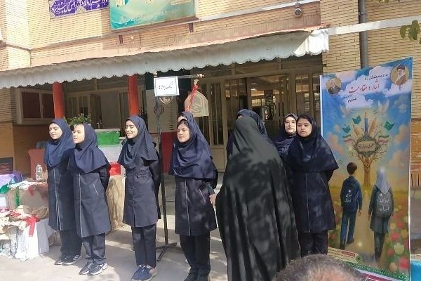 جشن آغاز سال تحصیلی در دبیرستان دخترانه حاتمی 