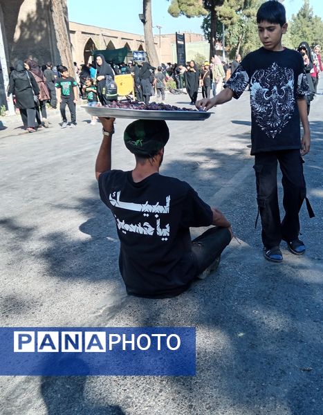 جاماندگان اربعین حسینی در  راهپیمایی حرم تا حرم نیشابور 