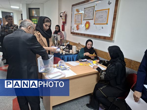 جلسه انجمن اولیا و مربیان در دبستان آرمینه مصلی نژاد ناحیه ۶ مشهد 