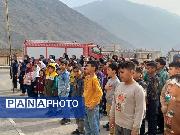 اجرای مانور سراسری زلزله در مدرسه شهید نوری مرزآباد شهرستان خدا آفرین