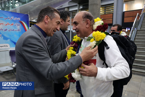 بازگشت طلایی‌پوشان بلندقامت دانش‌آموز ایران با کاپ قهرمانی