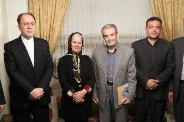 شاگرد به دیدار معلم رفت