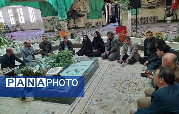 تجدید میثاق سرپرست آموزش وپرورش منطقه پردیس با شهدای گمنام