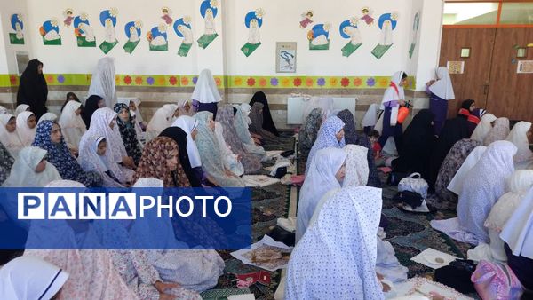 نماز مادر و دختری به مناسبت روز دانش‌آموز در دبستان دخترانه اندیشه