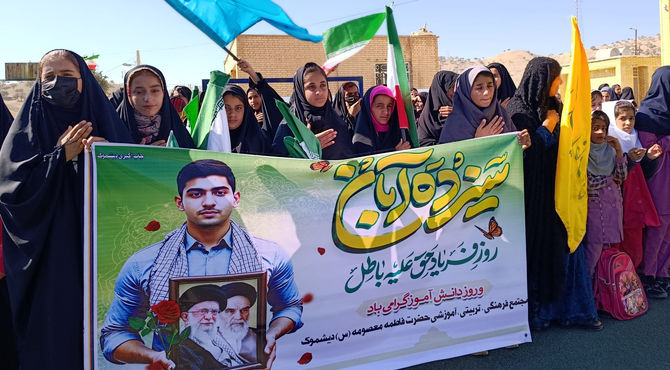 گرامیداشت ۱۳ آبان در دیشموک با حضور پرشور دانش‌آموزان و فرهنگیان برگزار شد
