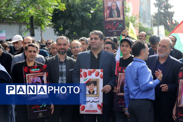 حضور پرشور فرهنگیان منطقه ۱۴ در مراسم تشییع پیکرهای شهدای جنگ ۱۲ روزه