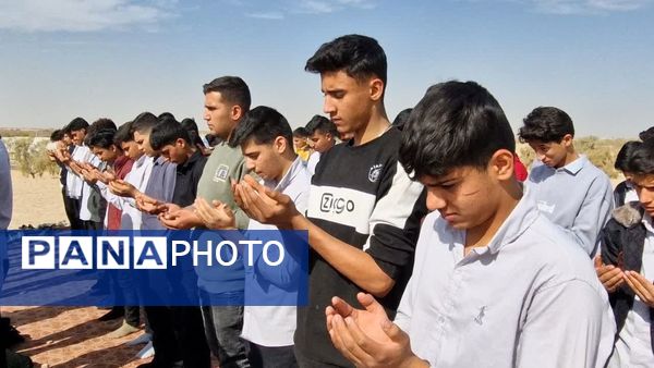 اقامه نماز باران در دل کویر توسط دانش‌آموزان هنرستان شهید رجایی زارچ