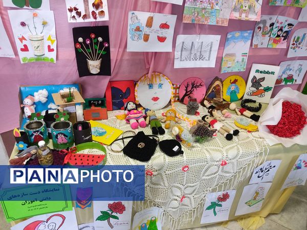  بازارچه آثار دانش آموزان پایه ششم مدرسه فاطمه الزهرا(س) به مناسبت هفته «ماها»