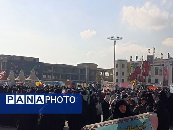 حضور پرشور دانش آموزان مشهد مقدس در راهپیمایی یوم‌الله ۱۳ آبان 