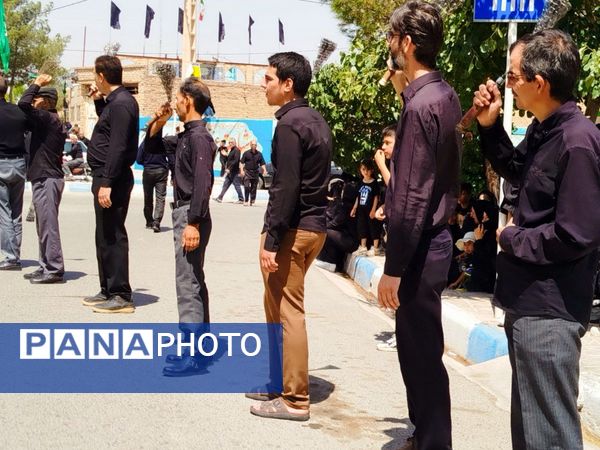 حماسه زنجیرزنی در فدافن؛ عزاداری دهه اول محرم با حضور پرشور جوانان
