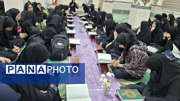 محفل قرآنی همراه با صبحانه سالم در دبیرستان فرزانگان ۲