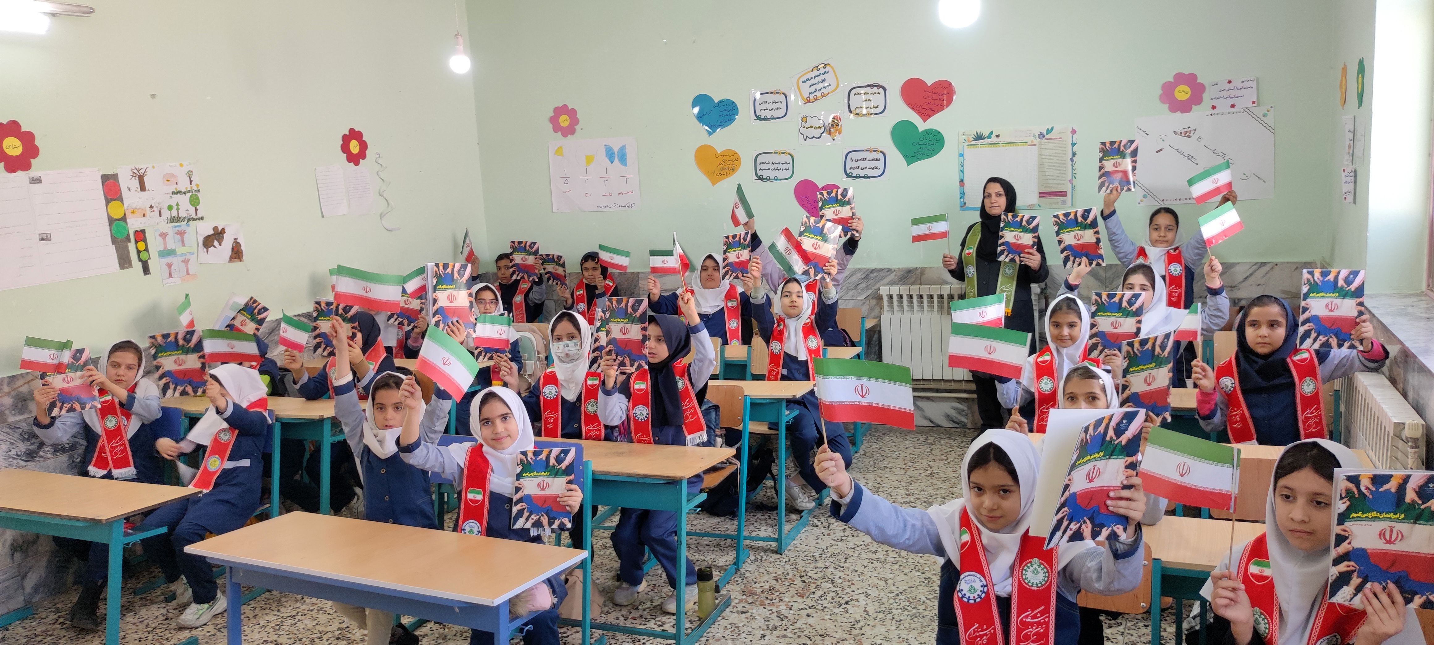 توزیع کتاب « از ایرانمان دفاع می کنیم » در بین دانش‌آموزان پیشتاز مدرسه شهید خاقانی شهرستان شیروان