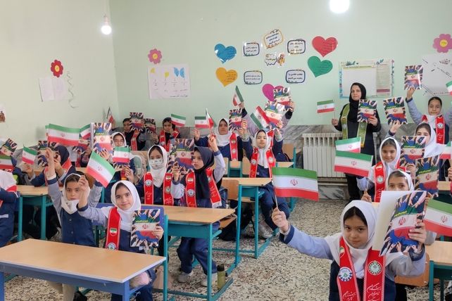 توزیع کتاب « از ایرانمان دفاع می کنیم » در بین دانش‌آموزان پیشتاز مدرسه شهید خاقانی شهرستان شیروان