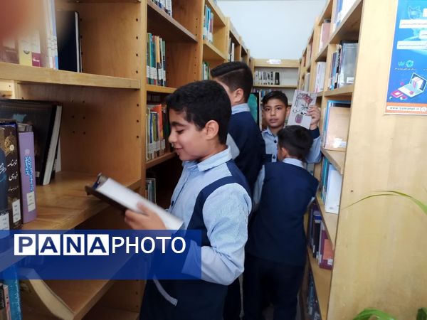 میزبانی کتابخانه امام حسین (ع) از دانش‌آموزان خاتم 