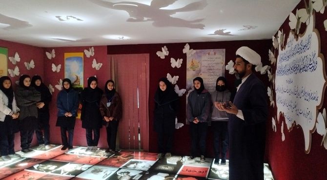 اردوی آمادگی دفاعی مدارس دخترانه ناحیه۳ اصفهان در حسینیه علی و حسین همدانیان 