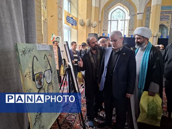  بازدید مسئولان استان البرز از نمایشگاه آثار هنری دانش‌آموزان «چله جهاد تبیین» در مصلی کرج 