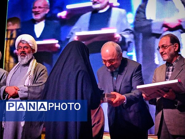 آیین اختتامیه ترنم وحی با تجلیل از برترین های قرآنی