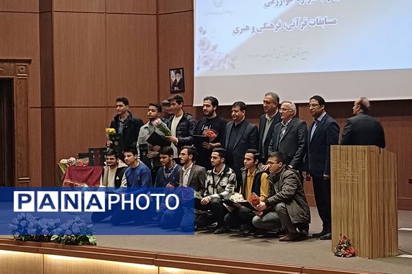 برگزاری آیین تجلیل از دانش‌آموزان برتر دبیرستان شهید هاشمی نژاد یک