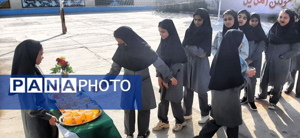 برپایی ایستگاه صلواتی در دبیرستان حاج مهدی روحانی شهرستان خلیل آباد 