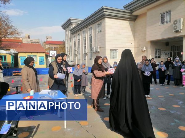 مسابقه جذاب مادر و دختر در دبستان مصلی نژاد حضرت زینب(س)