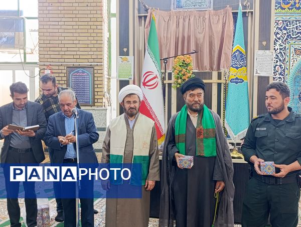اهدای هدایای متبرک به نمازگزاران سفیددشت