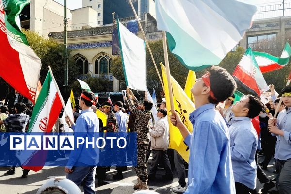 راهپیمایی روز دانش‌آموزان در ناحیه 6 مشهد 