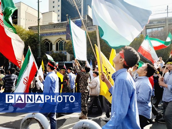 راهپیمایی روز دانش‌آموزان در ناحیه 6 مشهد 